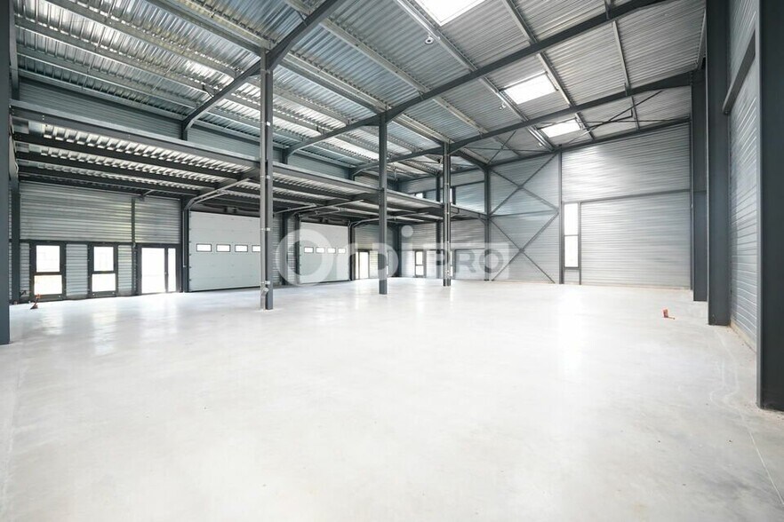 15 Rue Georges Charpak, Bourgoin-Jallieu for lease - Interior Photo - Image 3 of 8