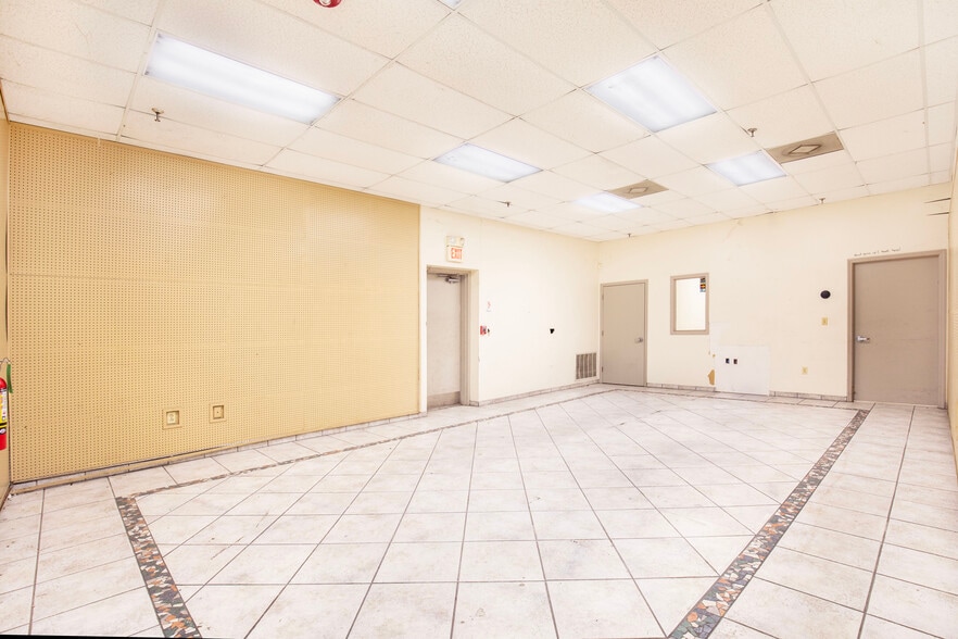 2210 Commerce Point Dr, Lakeland, FL for lease - Building Photo - Image 2 of 9