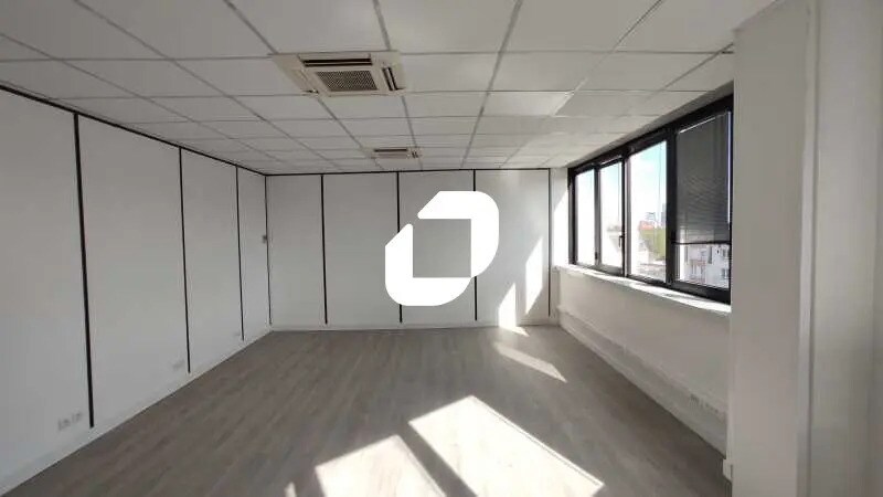 Office in Le Kremlin-Bicêtre for lease Interior Photo- Image 1 of 17