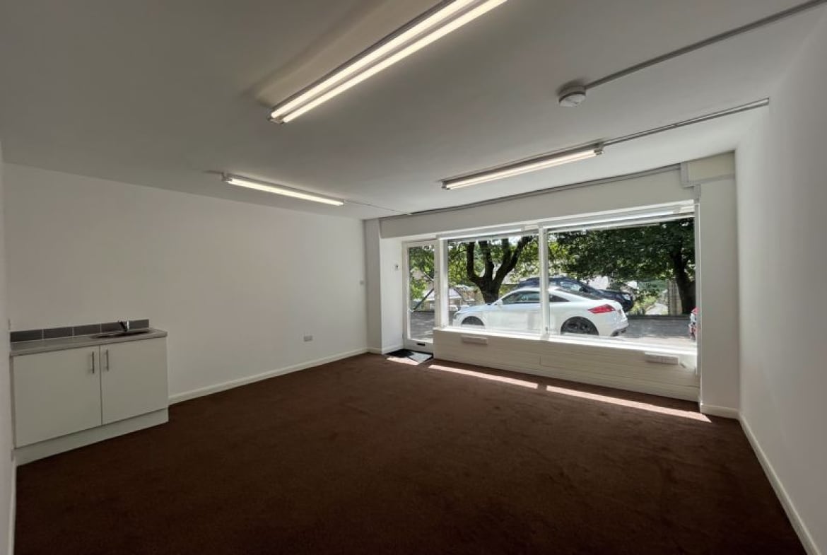 High St, Rothbury, NBL NE65 7TJ - Unité Retail -  - Photo intérieure - Image 1 of 2