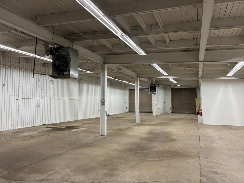 2445 W 24th Pl, Chicago, IL for lease - Building Photo - Image 3 of 4