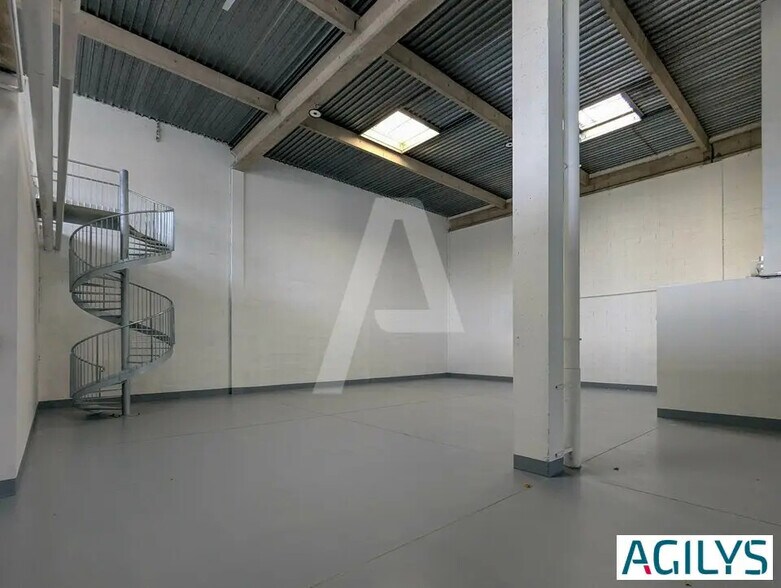 Flex in Lisses for lease - Interior Photo - Image 3 of 9