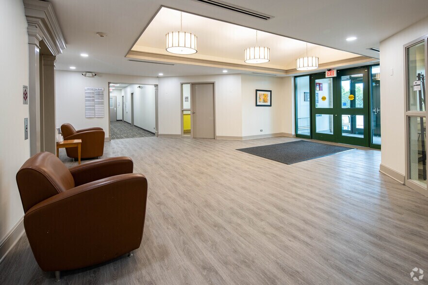 150 W Half Day Rd, Buffalo Grove, IL à louer - Hall d’entrée - Image 3 de 25