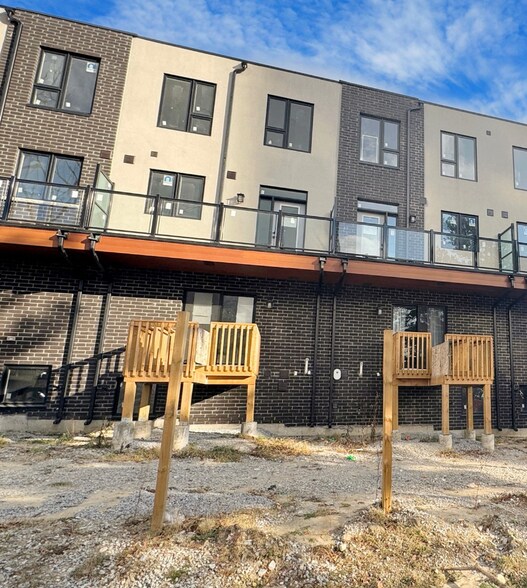 46 Monclova Rd, Toronto, ON à vendre - Photo du bâtiment - Image 1 de 26