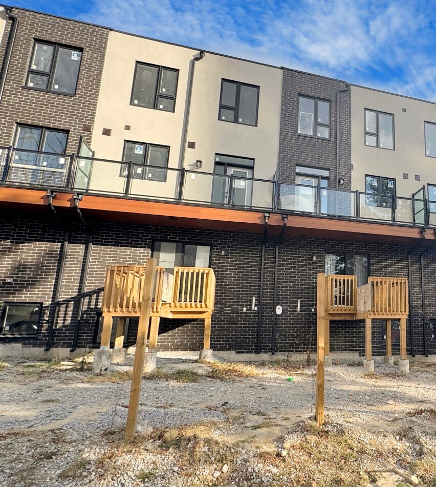 46 Monclova Rd, Toronto, ON à vendre Photo du bâtiment- Image 1 de 27