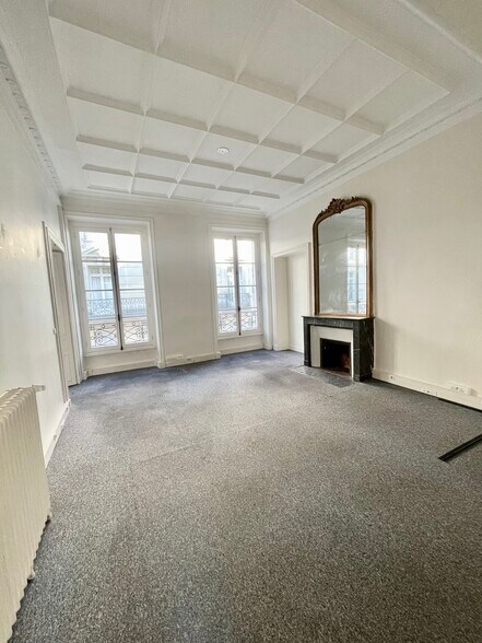 16 Rue Jean Mermoz, Paris à louer - Photo du bâtiment - Image 2 de 8