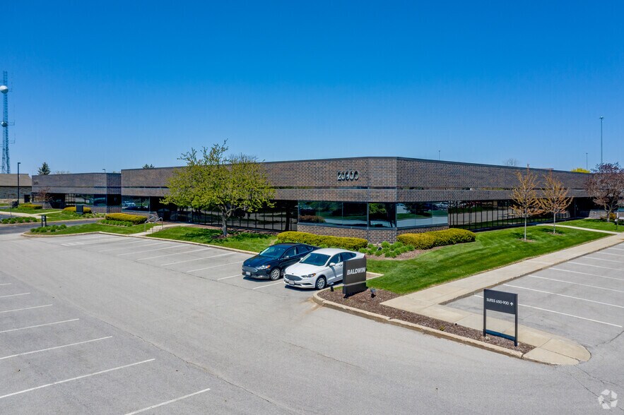 20900 Swenson Dr, Waukesha, WI à louer - Photo du bâtiment - Image 2 de 5