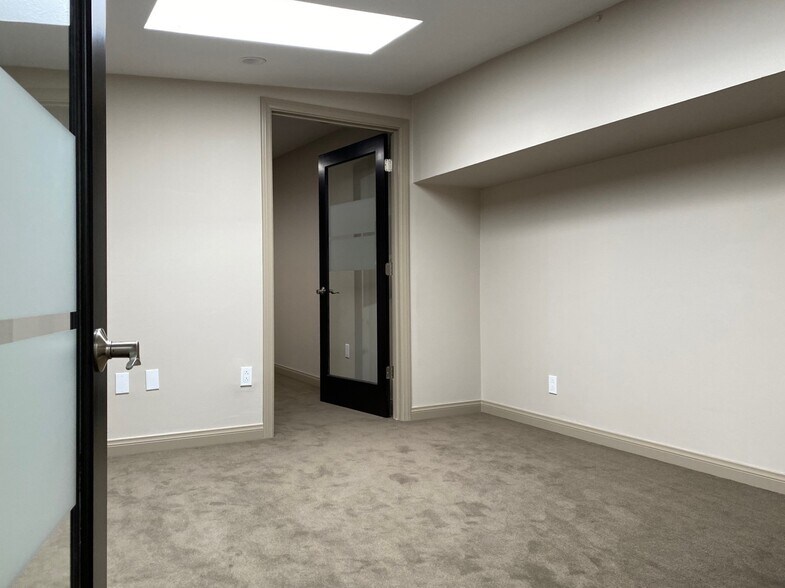 4001-4011 W Point Loma Blvd, San Diego, CA à louer - Photo intérieure - Image 3 de 13