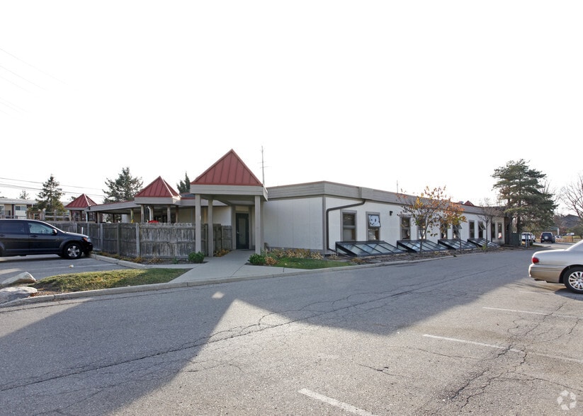 2111 Golfside Dr, Ypsilanti, MI à louer - Photo du bâtiment - Image 3 de 3
