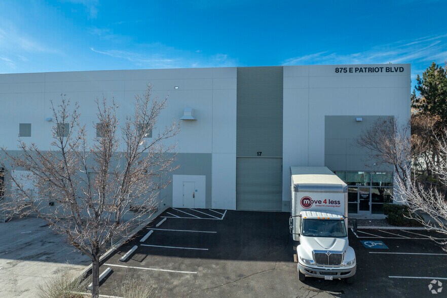 875 E Patriot Blvd, Reno, NV à louer - Photo du bâtiment - Image 2 de 18