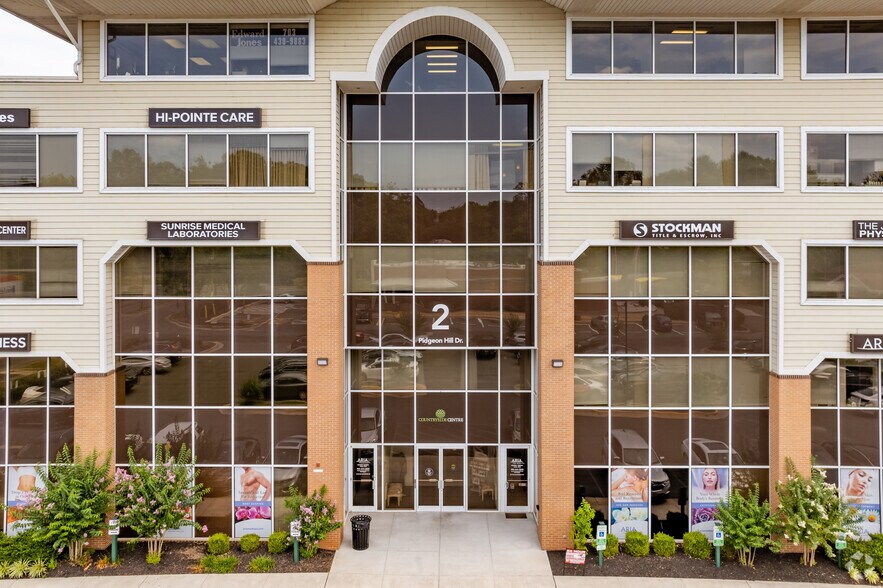 2 Pidgeon Hill Dr, Sterling, VA à louer - Photo du bâtiment - Image 3 de 4