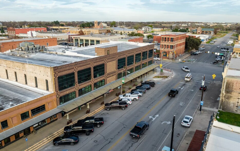120 W 2nd St, Taylor, TX à louer - Photo du bâtiment - Image 2 de 38