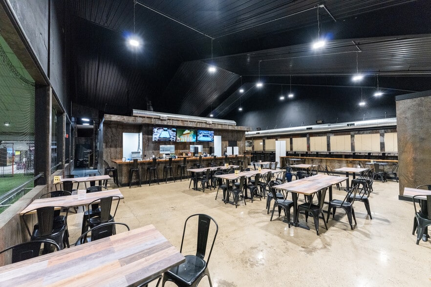 1 Racquet Ln, Monroeville, PA for lease - Interior Photo - Image 2 of 12