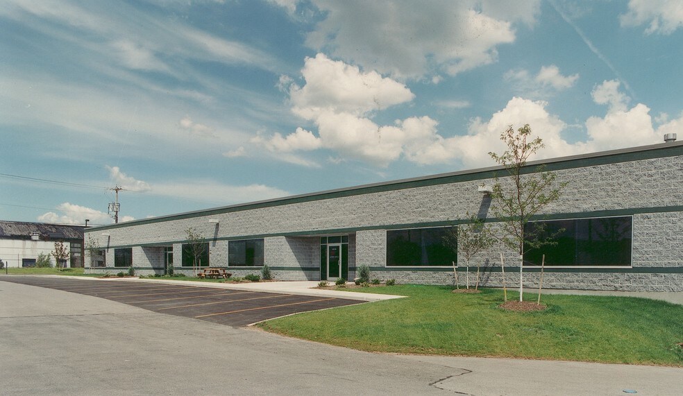 307 Cayuga Rd, Cheektowaga, NY à louer - Photo du bâtiment - Image 2 de 7