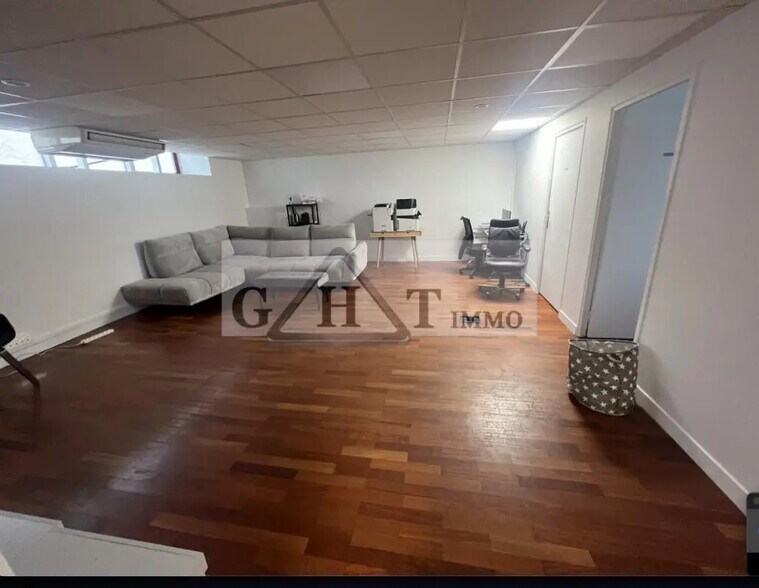 Office in Gennevilliers for lease - Interior Photo - Image 3 of 3