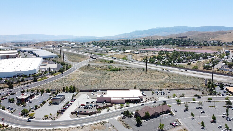 E Golden Valley Rd, Reno, NV à louer - Photo du bâtiment - Image 3 de 3