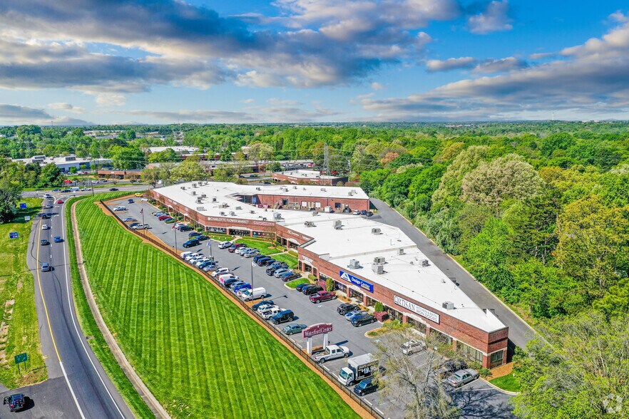 800 Clanton Rd, Charlotte, NC à louer - Aérien - Image 2 de 23