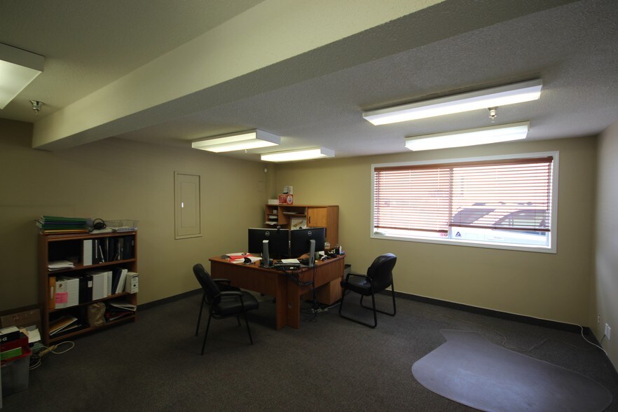 17604-17620 107 Av NW, Edmonton, AB à louer - Photo intérieure - Image 2 de 7