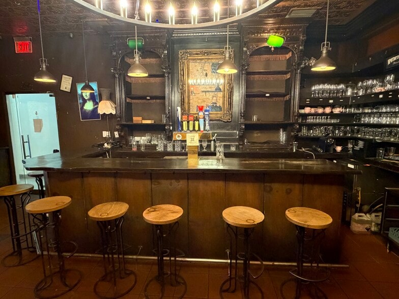 1305 Locust St, Philadelphia, PA for lease - Interior Photo - Image 3 of 5