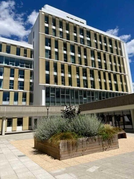 3 Avenue Du Centre, Guyancourt à louer - Photo du bâtiment - Image 2 de 3