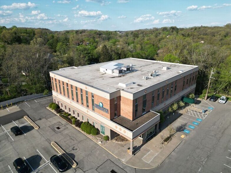 8150 Perry Hwy, Pittsburgh, PA à louer - Photo du bâtiment - Image 3 de 8