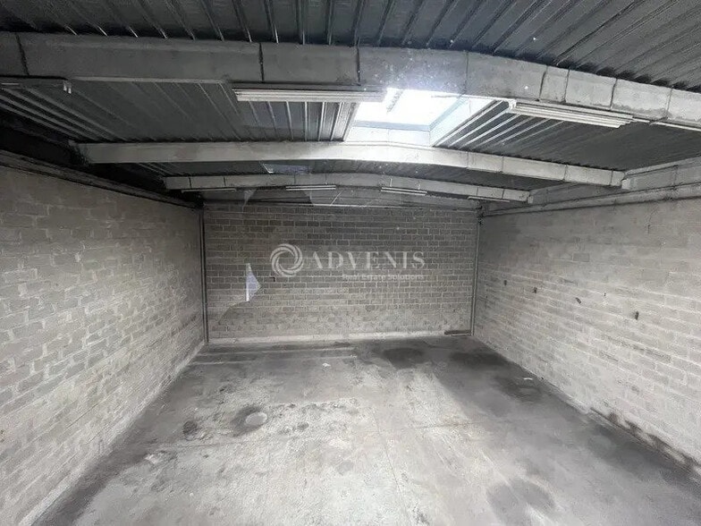 Flex in Coignières for lease - Interior Photo - Image 2 of 8