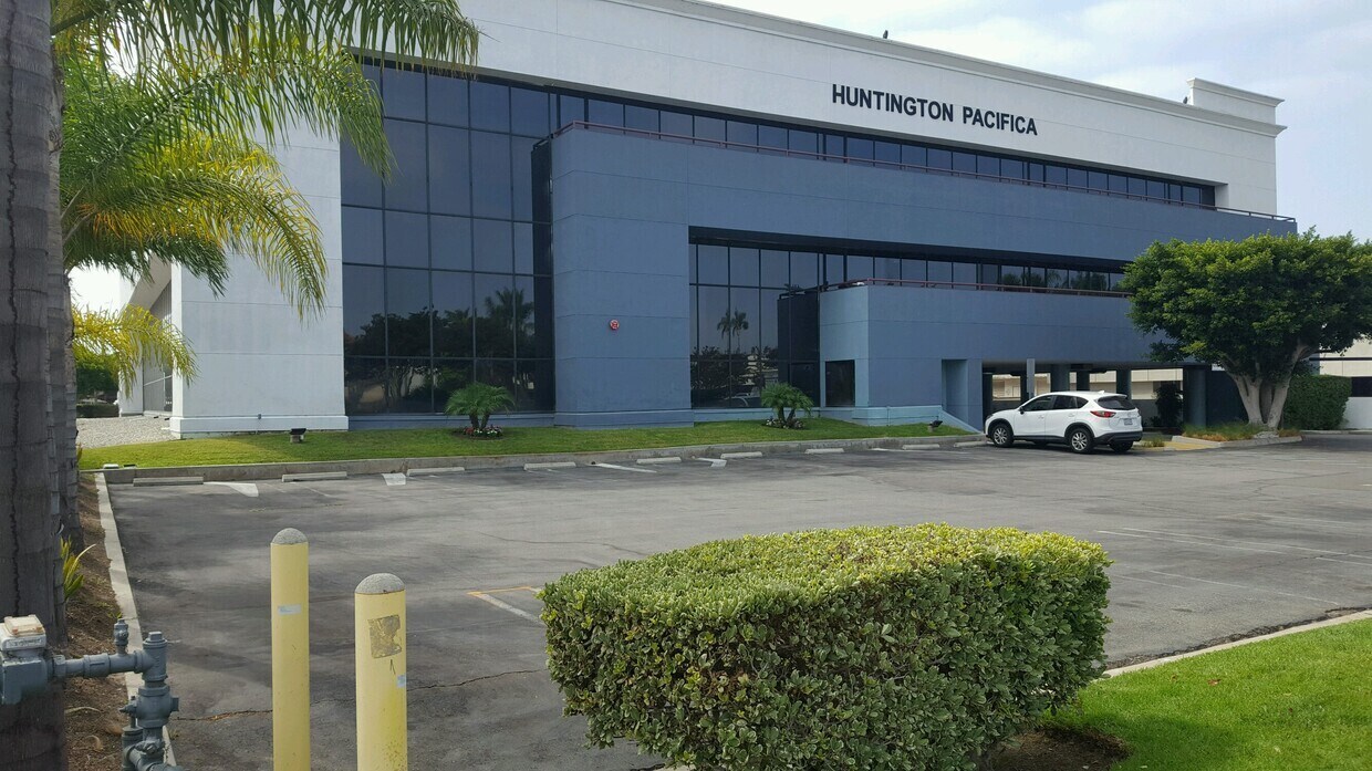 18377 Beach Blvd, Huntington Beach, CA à louer Photo du bâtiment- Image 1 de 2