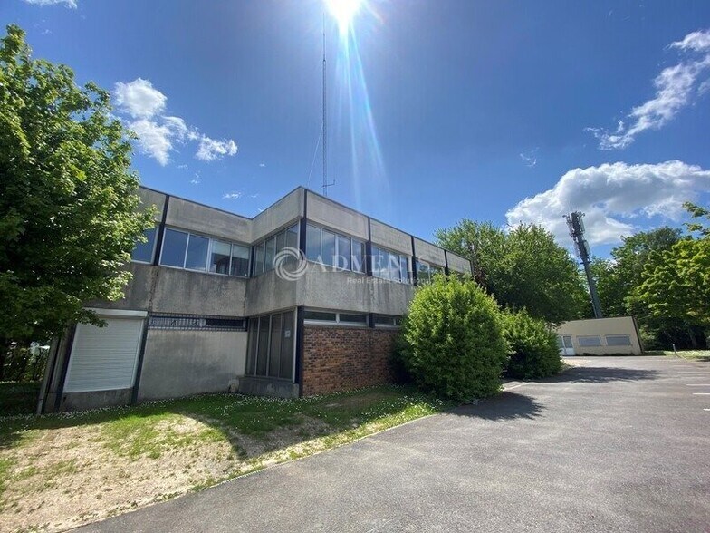Bureau dans Guyancourt à louer - Photo du bâtiment - Image 2 de 7