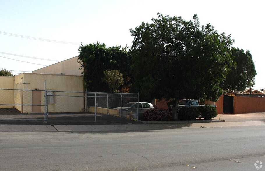 490-498 E Duarte Rd, Monrovia, CA à vendre - Photo du bâtiment - Image 3 de 4