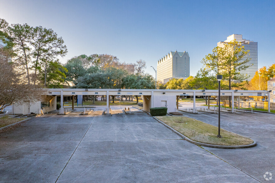 16850 Northchase Dr, Houston, TX for lease - Primary Photo - Image 1 of 10