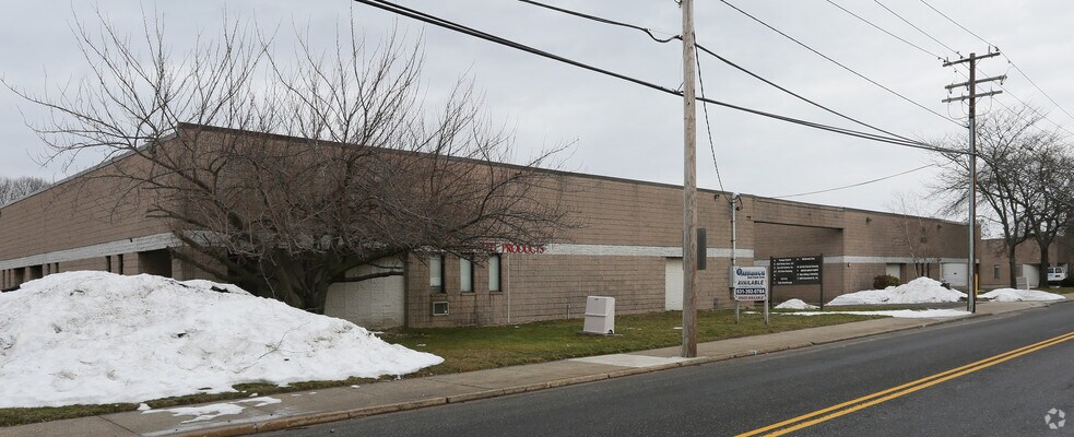 561 Acorn St, Deer Park, NY à louer - Photo du bâtiment - Image 3 de 19