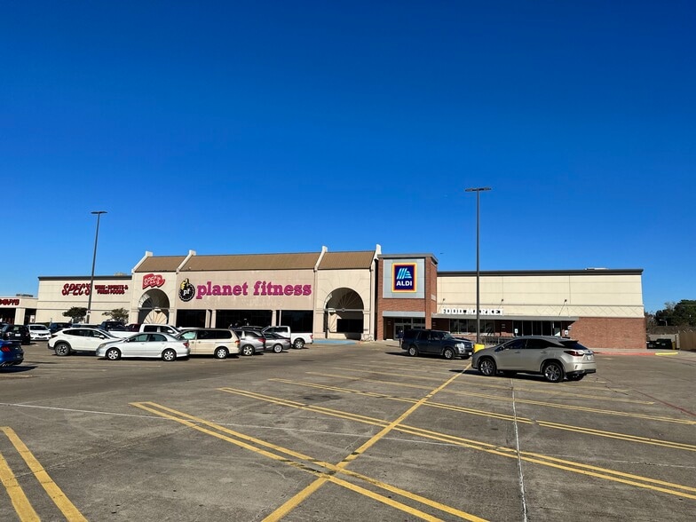 2940 W Parkwood Ave, Friendswood, TX for lease - Building Photo - Image 3 of 4