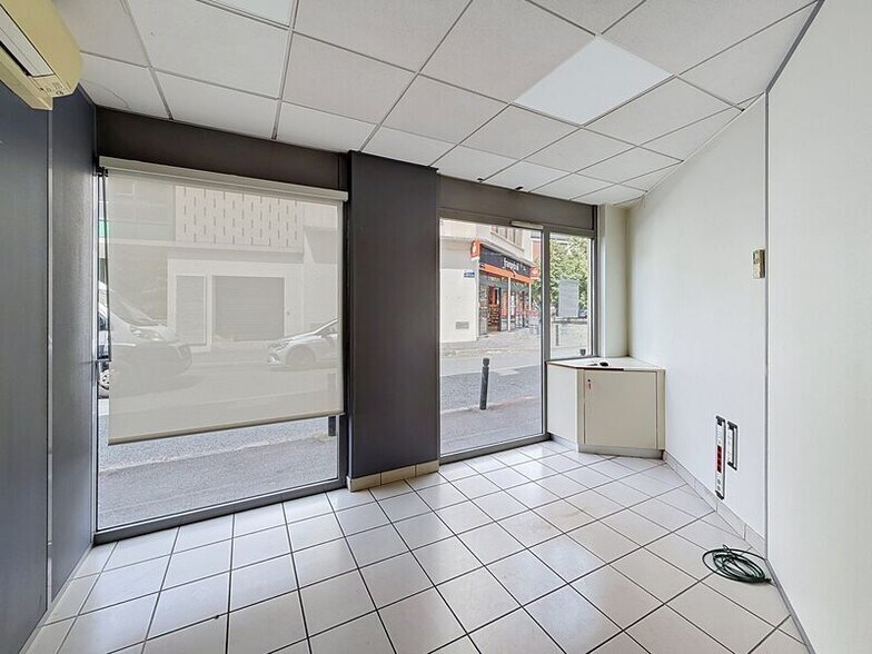 Retail in Maisons-Alfort for lease - Interior Photo - Image 1 of 7