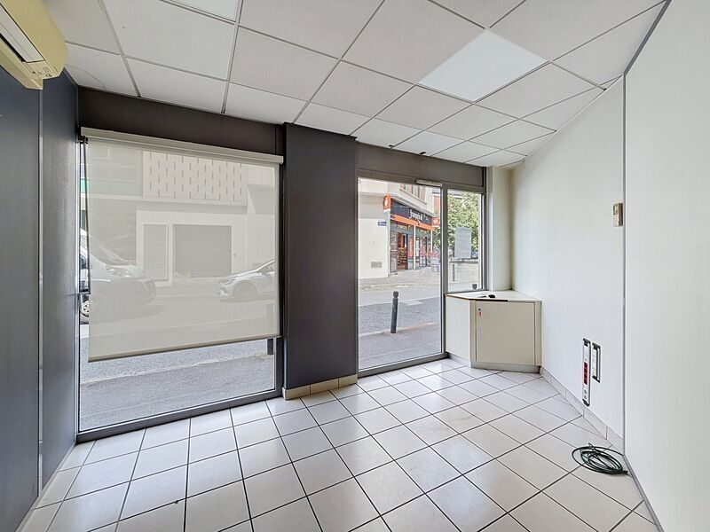 Retail in Maisons-Alfort for lease Interior Photo- Image 1 of 8