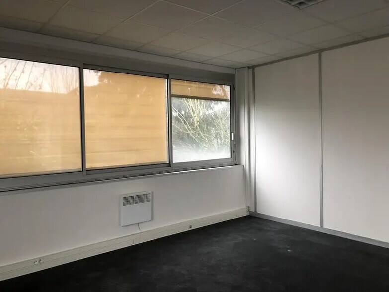 12 Avenue Des Andes, Les Ulis for lease - Interior Photo - Image 2 of 10