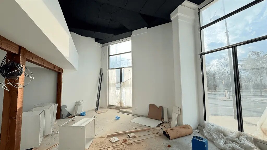 Retail in Paris for lease Building Photo- Image 1 of 3