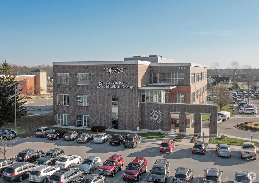 8433 Harcourt Rd, Indianapolis, IN à louer - Photo principale - Image 1 de 4