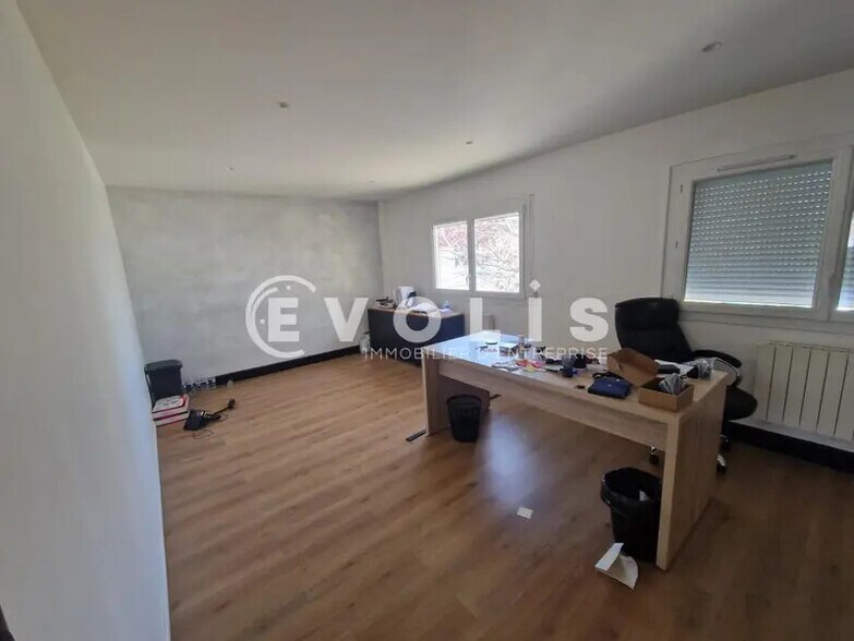 15 Rue Du Buisson Aux Fraises, Massy for lease - Interior Photo - Image 2 of 6
