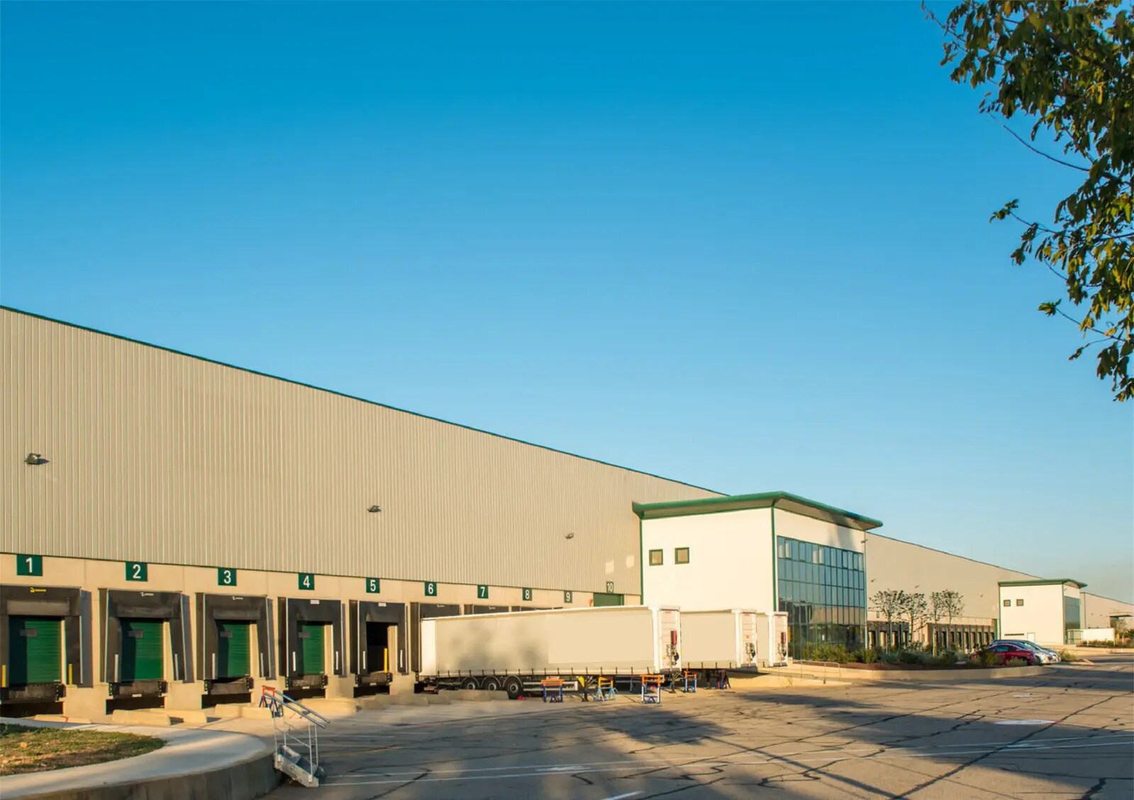 Avenue Ferdinand Magellan, Miramas à louer Photo du bâtiment- Image 1 de 3