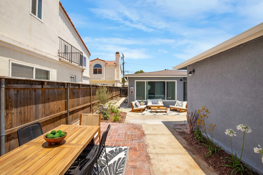 18506 Kingsdale Ave, Redondo Beach, CA for sale - Building Photo - Image 3 of 37