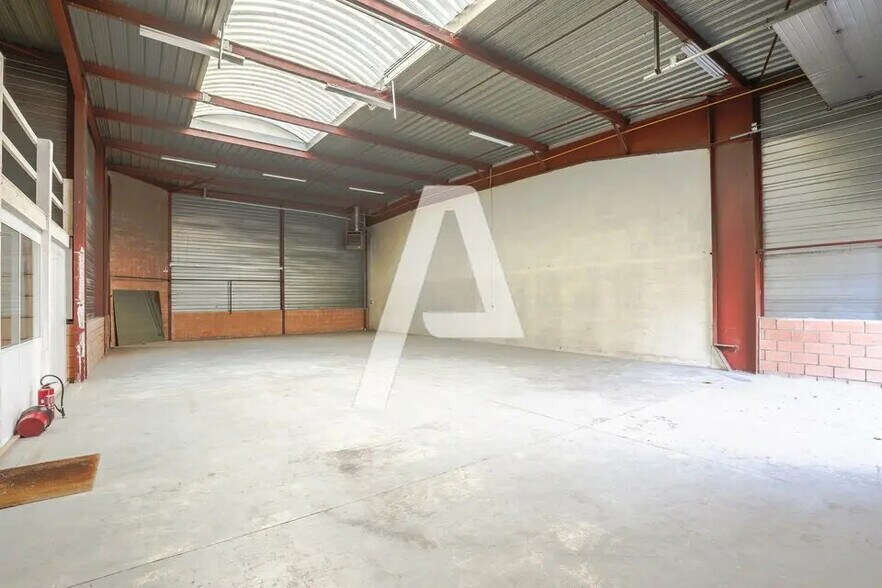 Flex in Collégien for lease - Building Photo - Image 1 of 5
