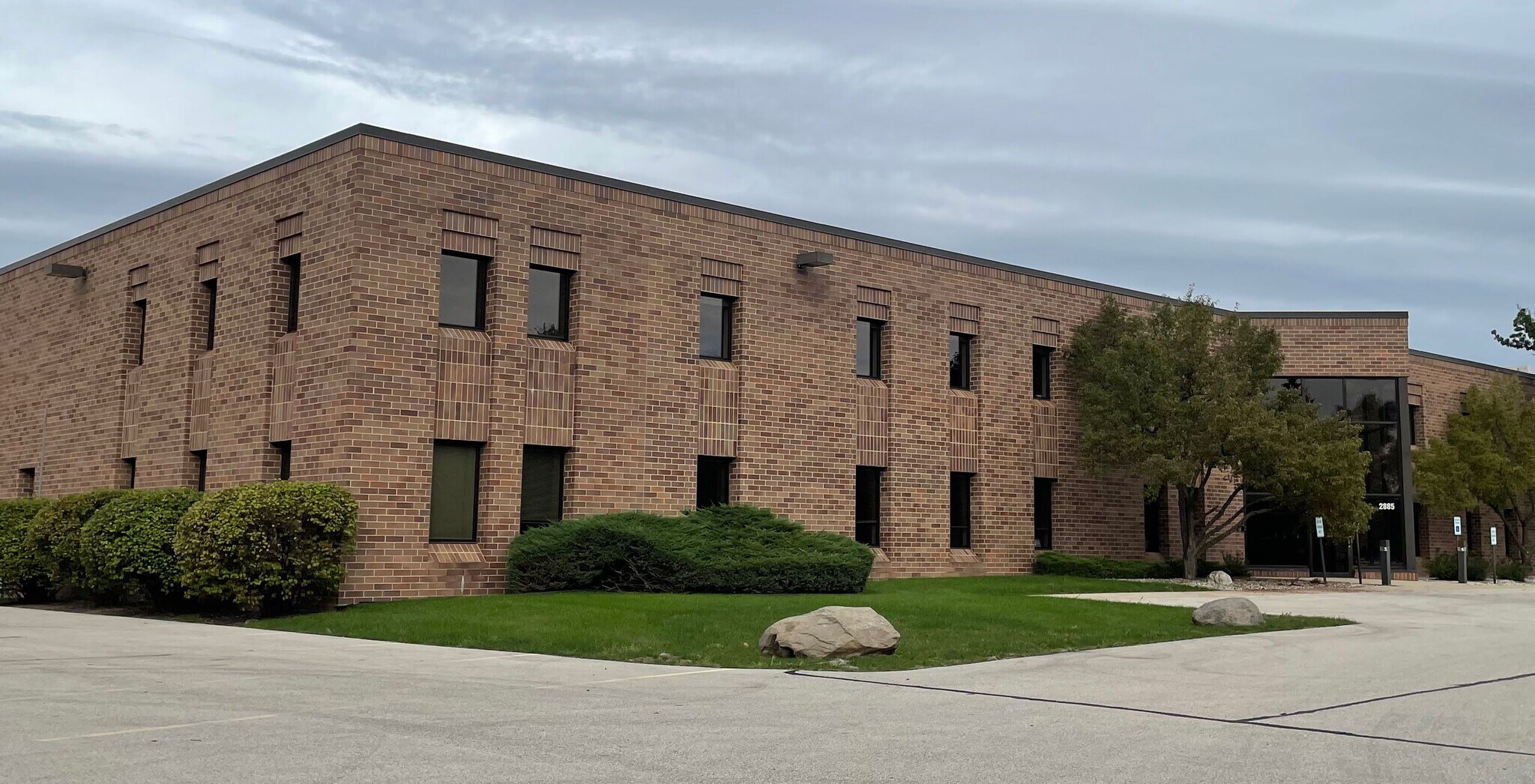 2855-2885 S Calhoun Rd, New Berlin, WI for lease Building Photo- Image 1 of 5