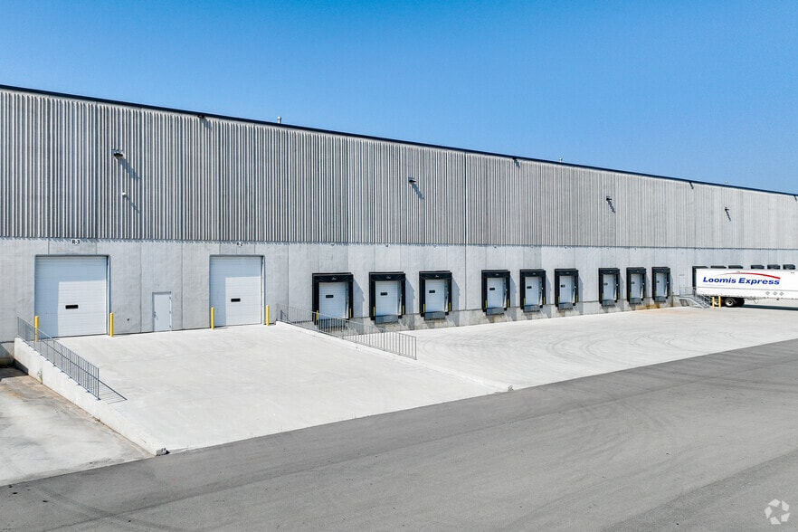 2520 Royal Windsor Dr, Mississauga, ON à vendre - Photo du bâtiment - Image 2 de 3