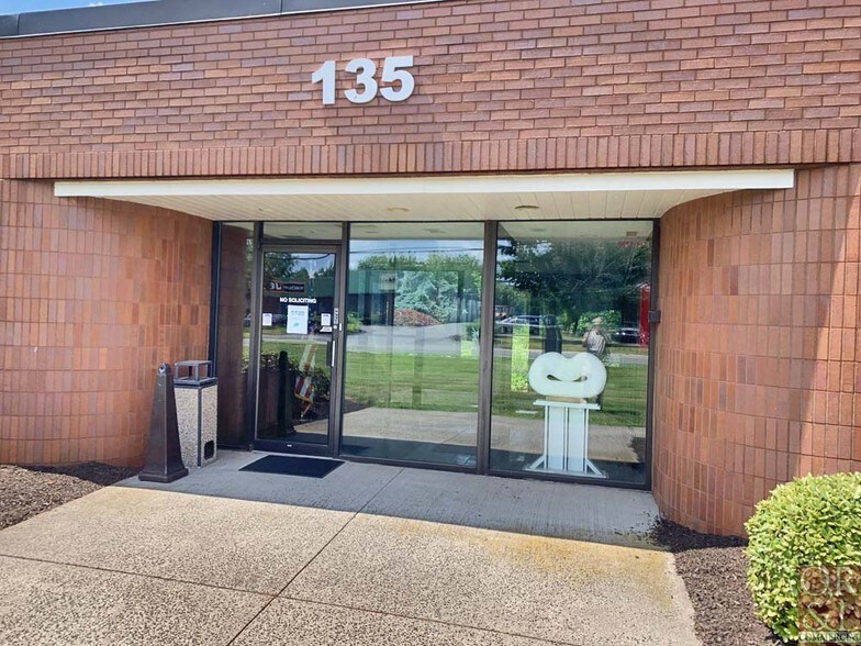 135 N Plains Industrial Rd, Wallingford, CT à louer - Photo du bâtiment - Image 2 de 12