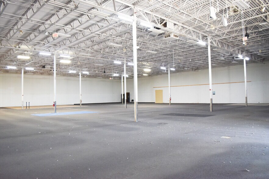 5916 W Loop 289, Lubbock, TX à louer - Photo du bâtiment - Image 2 de 12