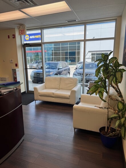 118 East Lake Blvd NE, Airdrie, AB for lease - Lobby - Image 2 of 7
