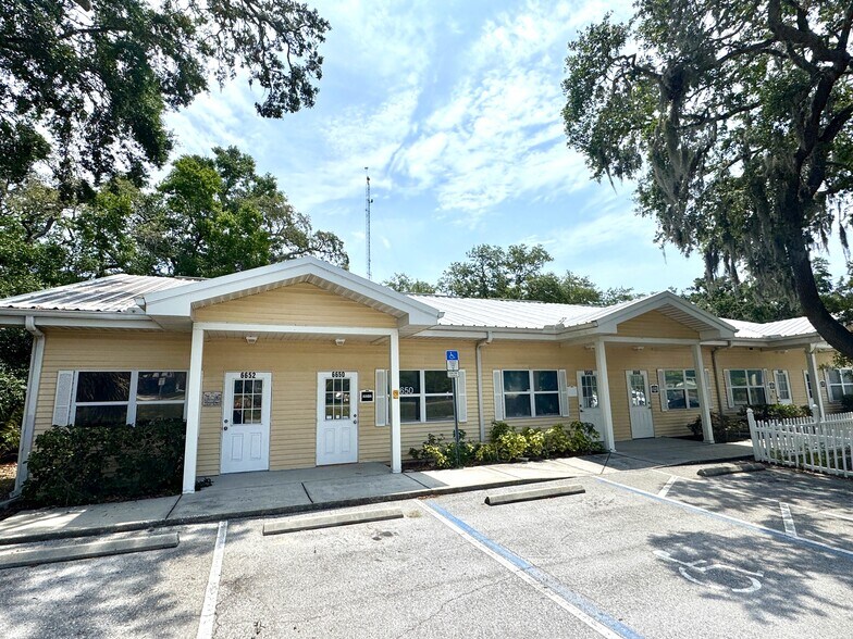 6616-6636 Rowan Rd, New Port Richey, FL à louer - Photo du bâtiment - Image 1 de 15