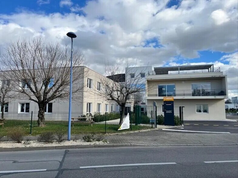 Office in Bron for sale - Building Photo - Image 2 of 5