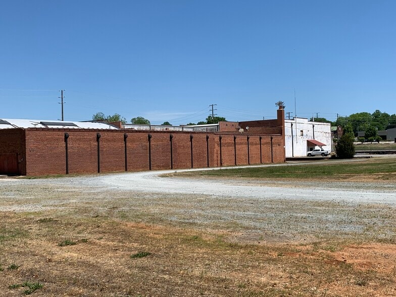 208 W 2nd St, Siler City, NC for sale - Building Photo - Image 3 of 27