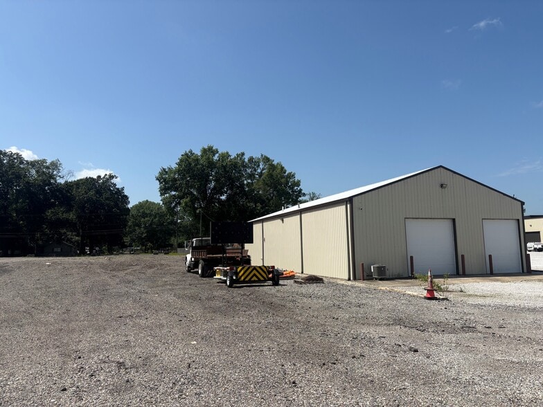 1698 E Davis Dr, Terre Haute, IN for lease - Building Photo - Image 3 of 12